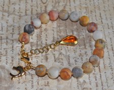 Crazy Lace Agate-armband med rundslipade agatpärlor i intrikata mönster, 18K guldförgylld delfinberlock och vintage lucite-berlo