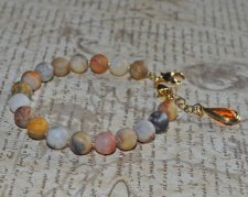 Crazy Lace Agate-armband med rundslipade agatpärlor i intrikata mönster, 18K guldförgylld delfinberlock och vintage lucite-berlo