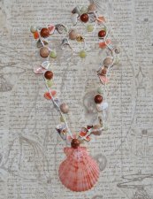 Handgjort boho-chic halsband virkat i naturligt lin med snäcknuggets, Bayong-träpärlor, rosenträpärlor och lemon jade-stenar. Mi