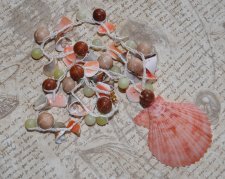 Handgjort boho-chic halsband virkat i naturligt lin med snäcknuggets, Bayong-träpärlor, rosenträpärlor och lemon jade-stenar. Mi