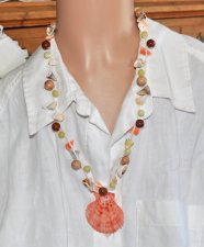 Handgjort boho-chic halsband virkat i naturligt lin med snäcknuggets, Bayong-träpärlor, rosenträpärlor och lemon jade-stenar. Mi