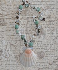 Handvirkat boho-mystiskt halsband med gröna turban-snäckor, Dzi-agatpärlor, Mother of Pearl, lavapärlor och varma träpärlor. Mit