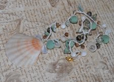 Handvirkat boho-mystiskt halsband med gröna turban-snäckor, Dzi-agatpärlor, Mother of Pearl, lavapärlor och varma träpärlor. Mit