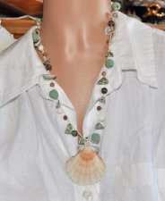 Handvirkat boho-mystiskt halsband med gröna turban-snäckor, Dzi-agatpärlor, Mother of Pearl, lavapärlor och varma träpärlor. Mit