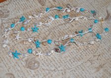 Handvirkat boho-halsband i lintråd med naturliga snäckor och syntetiska howlitepärlor i off-white och turkosa nyanser. Längd cir