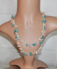 Handvirkat boho-halsband i lintråd med naturliga snäckor och syntetiska howlitepärlor i off-white och turkosa nyanser. Längd cir