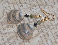 Handgjorda örhängen med hjärtformade snäckor i persika och grått från svenska västkusten, dekorerade med fasetterade svarta och 