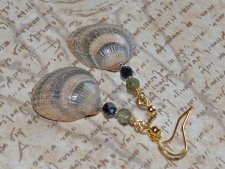 Handgjorda örhängen med hjärtformade snäckor i persika och grått från svenska västkusten, dekorerade med fasetterade svarta och 