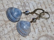 Havsinspirerade hjärtformade snäckörhängen i blå och grå nyanser från svenska västkusten, dekorerade med vintage Swarovski 5300 