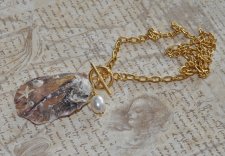 Unikt OOAK-halsband med naturligt ostronskal, vita sötvattenspärlor, små snäckor och sjöstjärna på 18K guldpläterad kedja med fr
