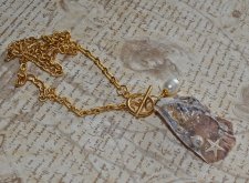 Unikt OOAK-halsband med naturligt ostronskal, vita sötvattenspärlor, små snäckor och sjöstjärna på 18K guldpläterad kedja med fr