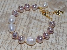 Elegant armband med vita sötvattenspärlor, rosa tjeckiska glaspärlor och gula seed beads, dekorerat med ett droppformat sötvatte