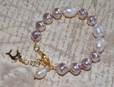 Elegant armband med vita sötvattenspärlor, rosa tjeckiska glaspärlor och gula seed beads, dekorerat med ett droppformat sötvatte