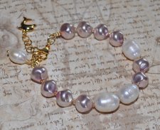 Elegant armband med vita sötvattenspärlor, rosa tjeckiska glaspärlor och gula seed beads, dekorerat med ett droppformat sötvatte