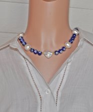 Choker-halsband med vita sötvattensskalpärlor, koboltblå evil eye-porcelänpärlor och frostade blå glaspärlor. 18K guldpläterade 