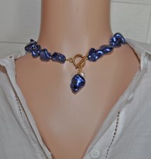 Choker-halsband med chunky elektropläterade snäckpärlor i koboltblått, vit sötvattenspärla och accent-snäckhänge. Stilrent 18K g