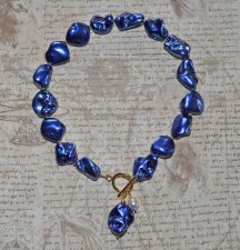 Choker-halsband med chunky elektropläterade snäckpärlor i koboltblått, vit sötvattenspärla och accent-snäckhänge. Stilrent 18K g