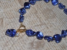 Choker-halsband med chunky elektropläterade snäckpärlor i koboltblått, vit sötvattenspärla och accent-snäckhänge. Stilrent 18K g