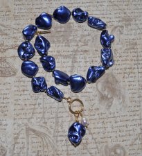 Choker-halsband med chunky elektropläterade snäckpärlor i koboltblått, vit sötvattenspärla och accent-snäckhänge. Stilrent 18K g