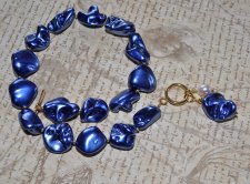 Choker-halsband med chunky elektropläterade snäckpärlor i koboltblått, vit sötvattenspärla och accent-snäckhänge. Stilrent 18K g