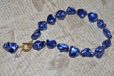 Choker-halsband med chunky elektropläterade snäckpärlor i koboltblått, vit sötvattenspärla och accent-snäckhänge. Stilrent 18K g