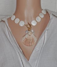 Elegant handgjort halsband i mermaidcore-stil med skimrande vita Mother of Pearl-pärlor, en vacker kammussla med sötvattenspärla