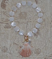 Elegant handgjort halsband i mermaidcore-stil med skimrande vita Mother of Pearl-pärlor, en vacker kammussla med sötvattenspärla