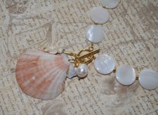 Elegant handgjort halsband i mermaidcore-stil med skimrande vita Mother of Pearl-pärlor, en vacker kammussla med sötvattenspärla