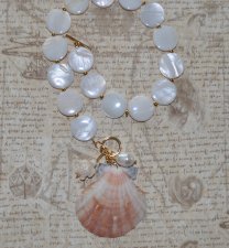 Elegant handgjort halsband i mermaidcore-stil med skimrande vita Mother of Pearl-pärlor, en vacker kammussla med sötvattenspärla