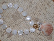 Elegant handgjort halsband i mermaidcore-stil med skimrande vita Mother of Pearl-pärlor, en vacker kammussla med sötvattenspärla