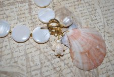 Elegant handgjort halsband i mermaidcore-stil med skimrande vita Mother of Pearl-pärlor, en vacker kammussla med sötvattenspärla