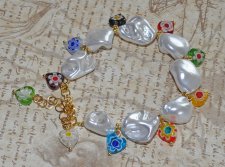 Chunky sommararmband med vita elektropläterade sötvattensnäckor och färgglada Millefiori-glashjärtan. Inspirerat av 90-talets ch