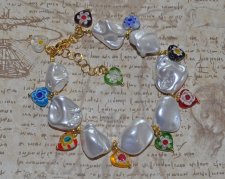 Chunky sommararmband med vita elektropläterade sötvattensnäckor och färgglada Millefiori-glashjärtan. Inspirerat av 90-talets ch