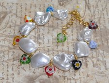 Chunky sommararmband med vita elektropläterade sötvattensnäckor och färgglada Millefiori-glashjärtan. Inspirerat av 90-talets ch