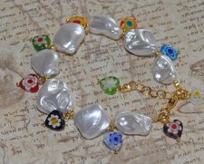 Chunky sommararmband med vita elektropläterade sötvattensnäckor och färgglada Millefiori-glashjärtan. Inspirerat av 90-talets ch