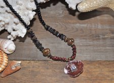 Boho-halsband med keishi-pärlor, keramikpärlor, snäckskalschips och ostronskal, handgjort, 45 cm långt.