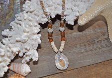Boho-halsband med snäckskal, lavapärlor och musselskal med sötvattenspärla, handgjort, 45 cm långt.
