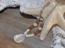Boho-halsband med snäckskal, lavapärlor och musselskal med sötvattenspärla, handgjort, 45 cm långt.
