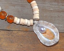 Boho-halsband med snäckskal, lavapärlor och musselskal med sötvattenspärla, handgjort, 45 cm långt.
