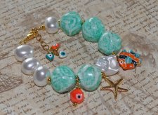 Unikt boho armband i mermaidcore-stil med vintage aqua lucitepärlor från 70-talet, stora snäckpärlor, porslinsfisk, evil eye-pär