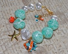 Unikt boho armband i mermaidcore-stil med vintage aqua lucitepärlor från 70-talet, stora snäckpärlor, porslinsfisk, evil eye-pär