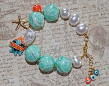 Unikt boho armband i mermaidcore-stil med vintage aqua lucitepärlor från 70-talet, stora snäckpärlor, porslinsfisk, evil eye-pär