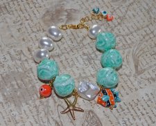 Unikt boho armband i mermaidcore-stil med vintage aqua lucitepärlor från 70-talet, stora snäckpärlor, porslinsfisk, evil eye-pär
