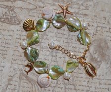 Sommararmband med ljusgröna snäckskalsnuggets, vita sötvattenspärlor och havsinspirerade berlocker i 18K guldförgyllt rostfritt 