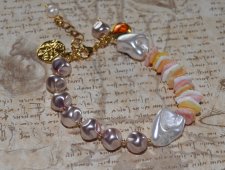 Handgjort armband i mermaidcore-stil med skimrande vita snäckskal, rosa tjeckiska glaspärlor och naturliga snäckbitar. Dekorerat