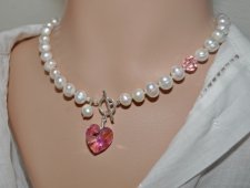 Elegant halsband med vita sötvattenspärlor, Charlotte-slipade tjeckiska glaspärlor och en vintage Swarovski Light Rose-kristall 