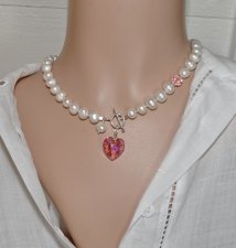Elegant halsband med vita sötvattenspärlor, Charlotte-slipade tjeckiska glaspärlor och en vintage Swarovski Light Rose-kristall 