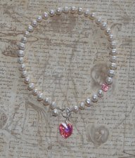 Elegant halsband med vita sötvattenspärlor, Charlotte-slipade tjeckiska glaspärlor och en vintage Swarovski Light Rose-kristall 