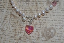 Elegant halsband med vita sötvattenspärlor, Charlotte-slipade tjeckiska glaspärlor och en vintage Swarovski Light Rose-kristall 