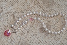 Elegant halsband med vita sötvattenspärlor, Charlotte-slipade tjeckiska glaspärlor och en vintage Swarovski Light Rose-kristall 